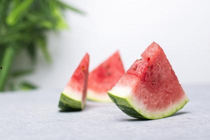 梦见西瓜地里吃瓜,西瓜地里的甜蜜诱惑