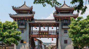 彝人古镇吃瓜事件,一场引发社会关注的争议事件